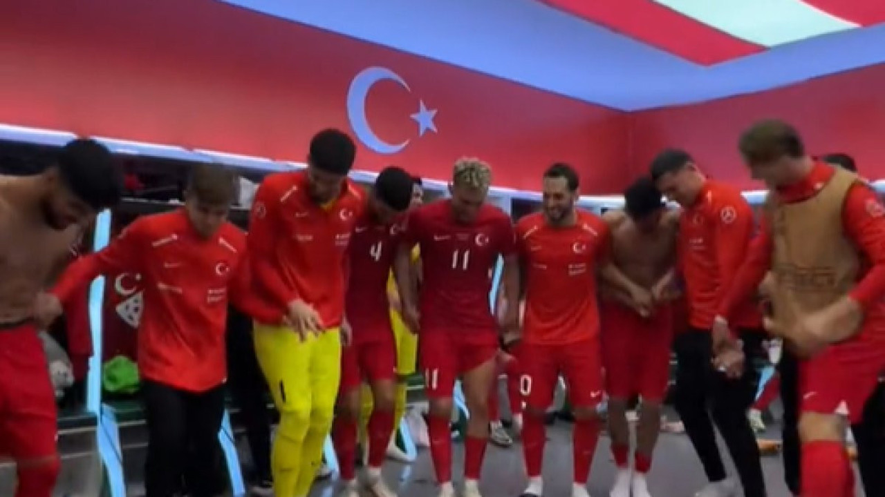 Kızlar 'Erik dalı' ile nazik kutlama yapıyor. Erkekler ise horon müziğinde 'Tey tey' diye böyle kutlama yaptı..