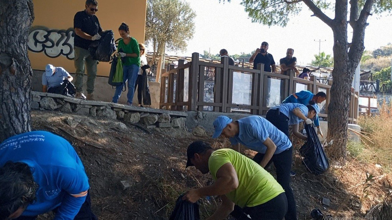 Kuşadası Botanik Parkında tam bir kamyon çöp toplandı