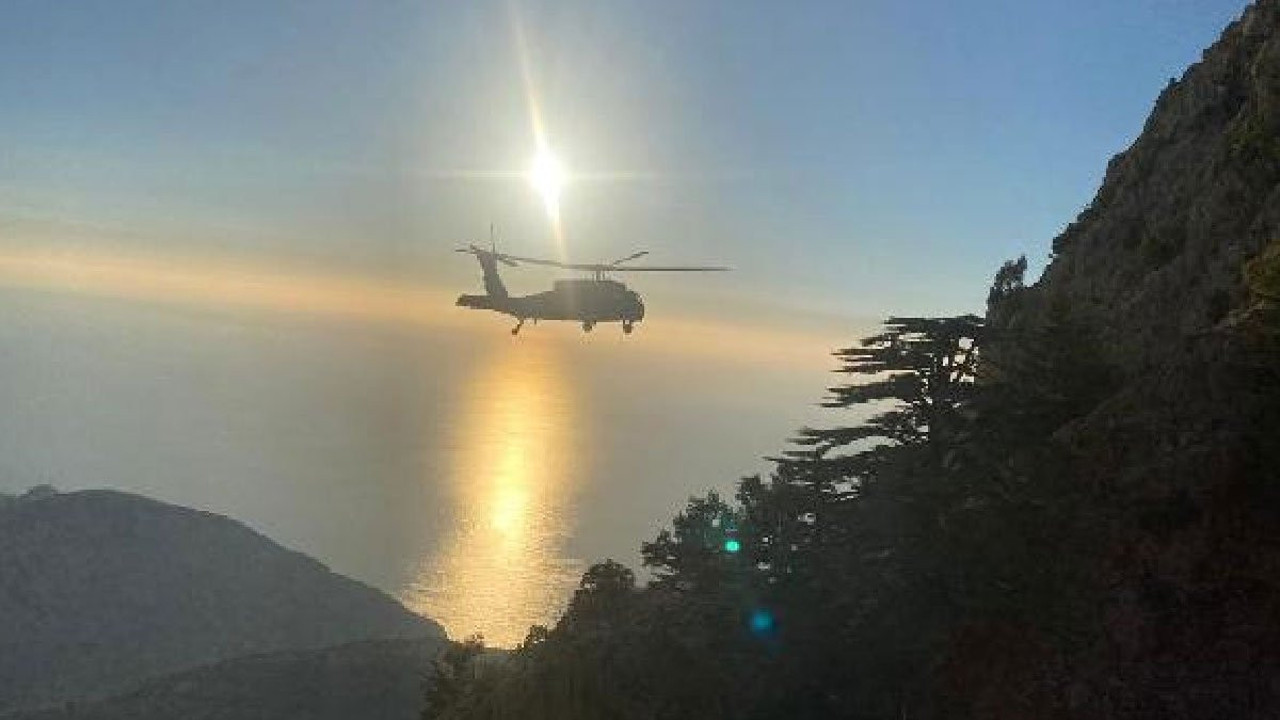 Kayalıklara düşen Belaruslu paraşütçü askeri helikopterle kurtarıldı