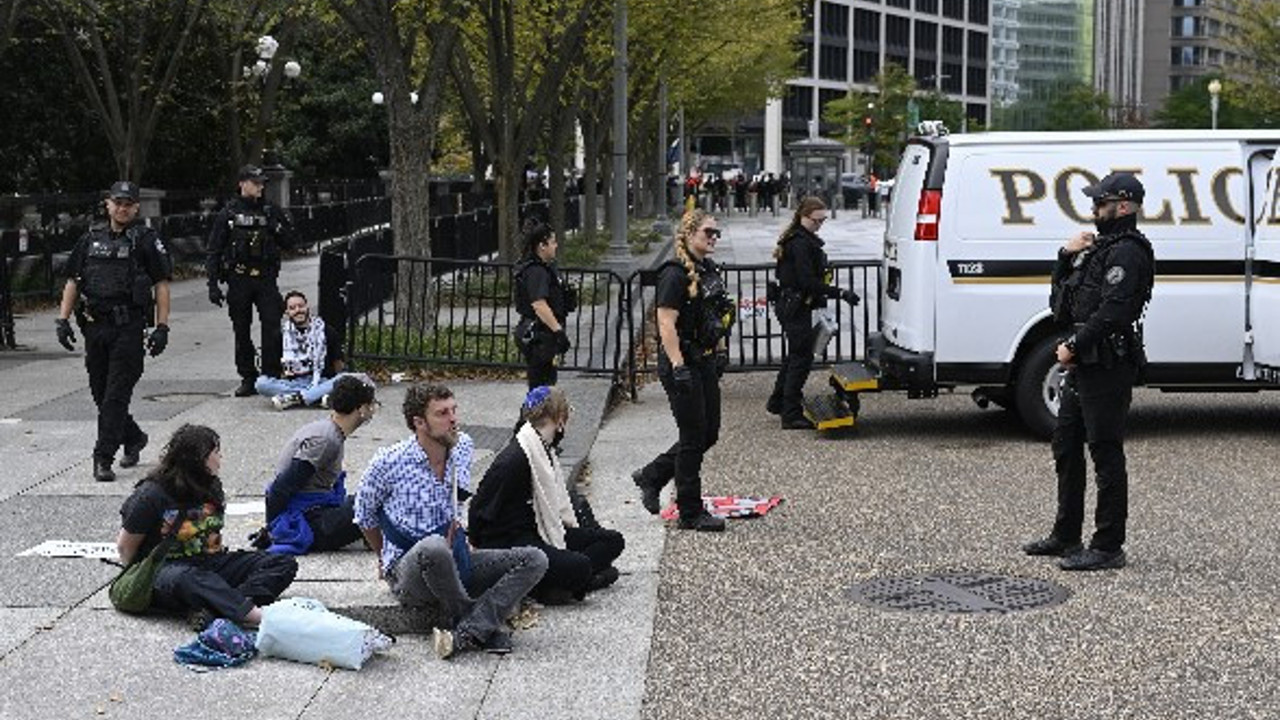 İsrail'in Filistin'e saldırılarını protesto eden bir grup Yahudi gözaltına alındı