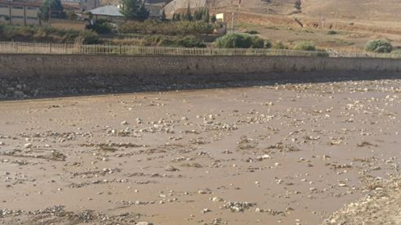 Kezer Çayı kurudu zemindeki taşlar görüldü