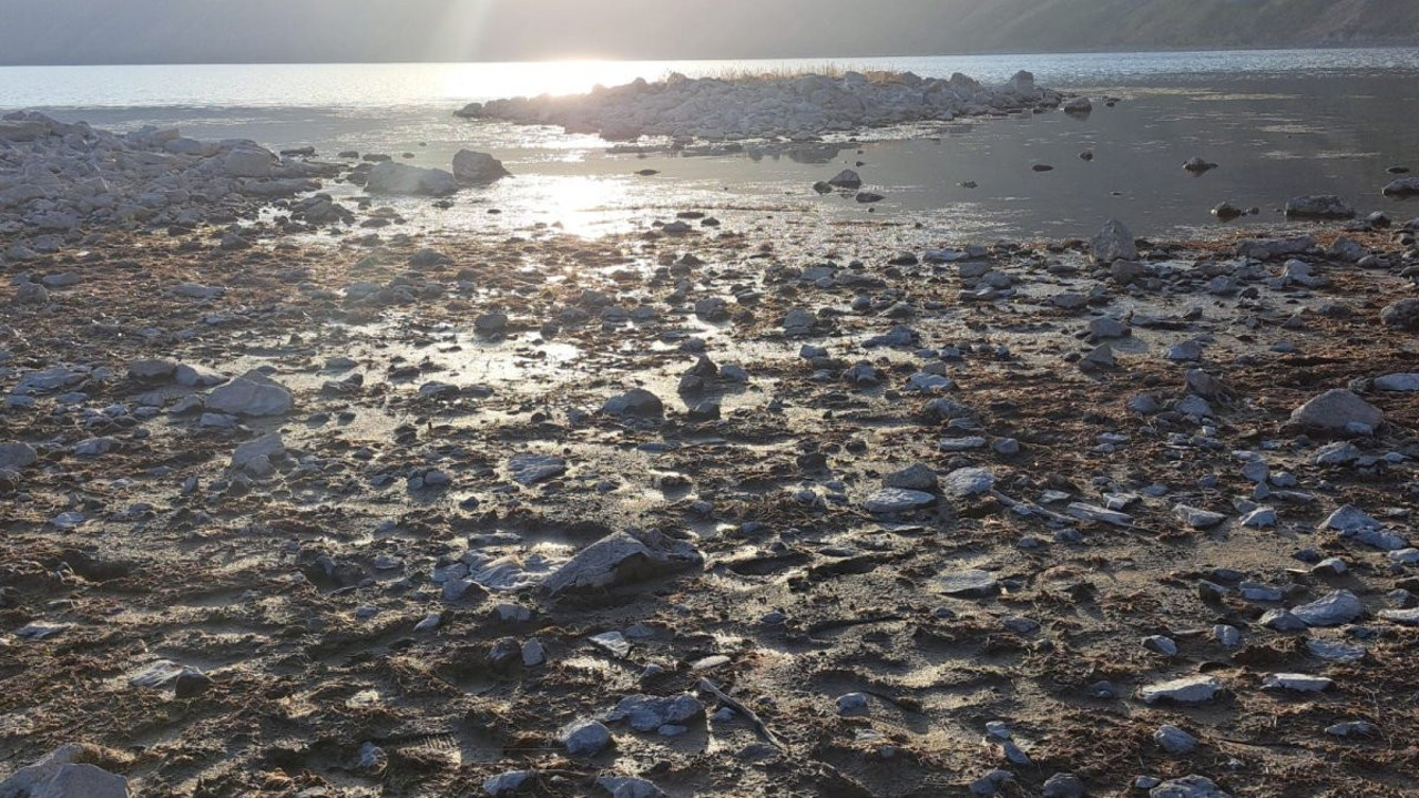 Türkiye'nin en büyük krater gölü kurumak üzere