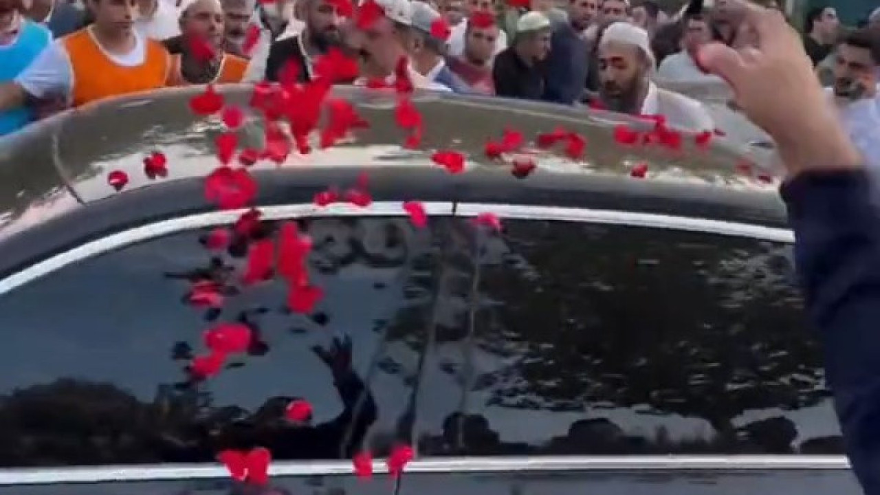 Kamu görevlisi menzil şeyhini güllerle karşıladı. Yeni şeyh 12 milyon liralık aracıyla dergaha gitti