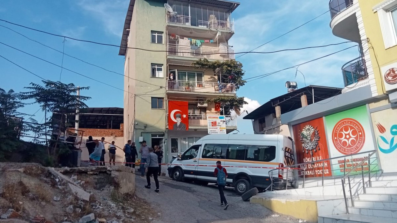 Faciaya ramak kaldı: Minibüsün freni patladı, yokuş aşağı sürüklendi, duvara çarpıp durdu