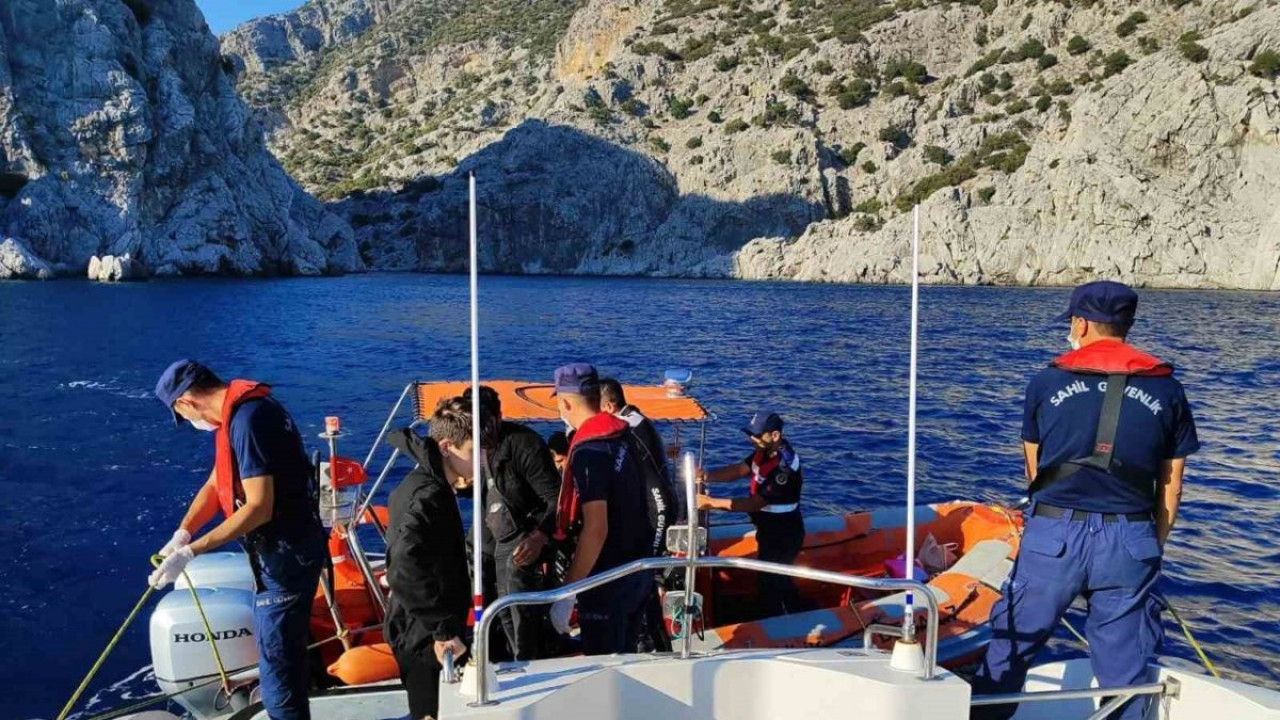 Marmaris’te koyda mahsur kalan göçmenler kurtarıldı