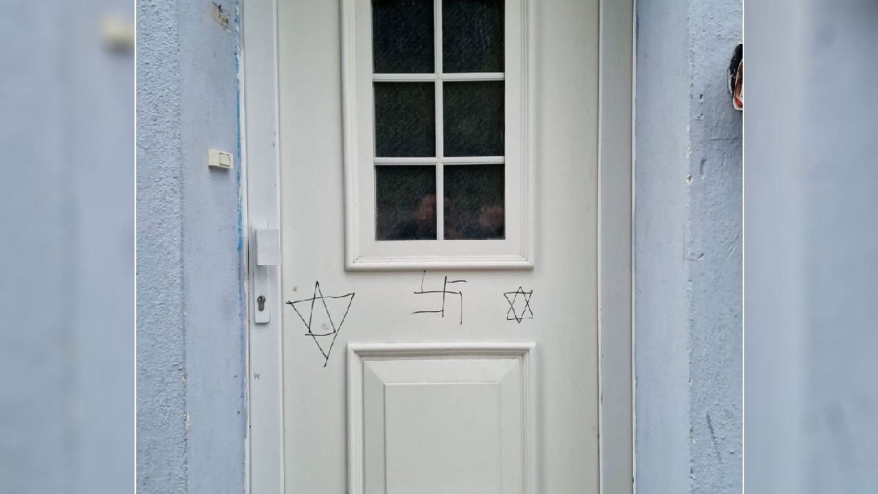 Almanya'da camiye ırkçı saldırı