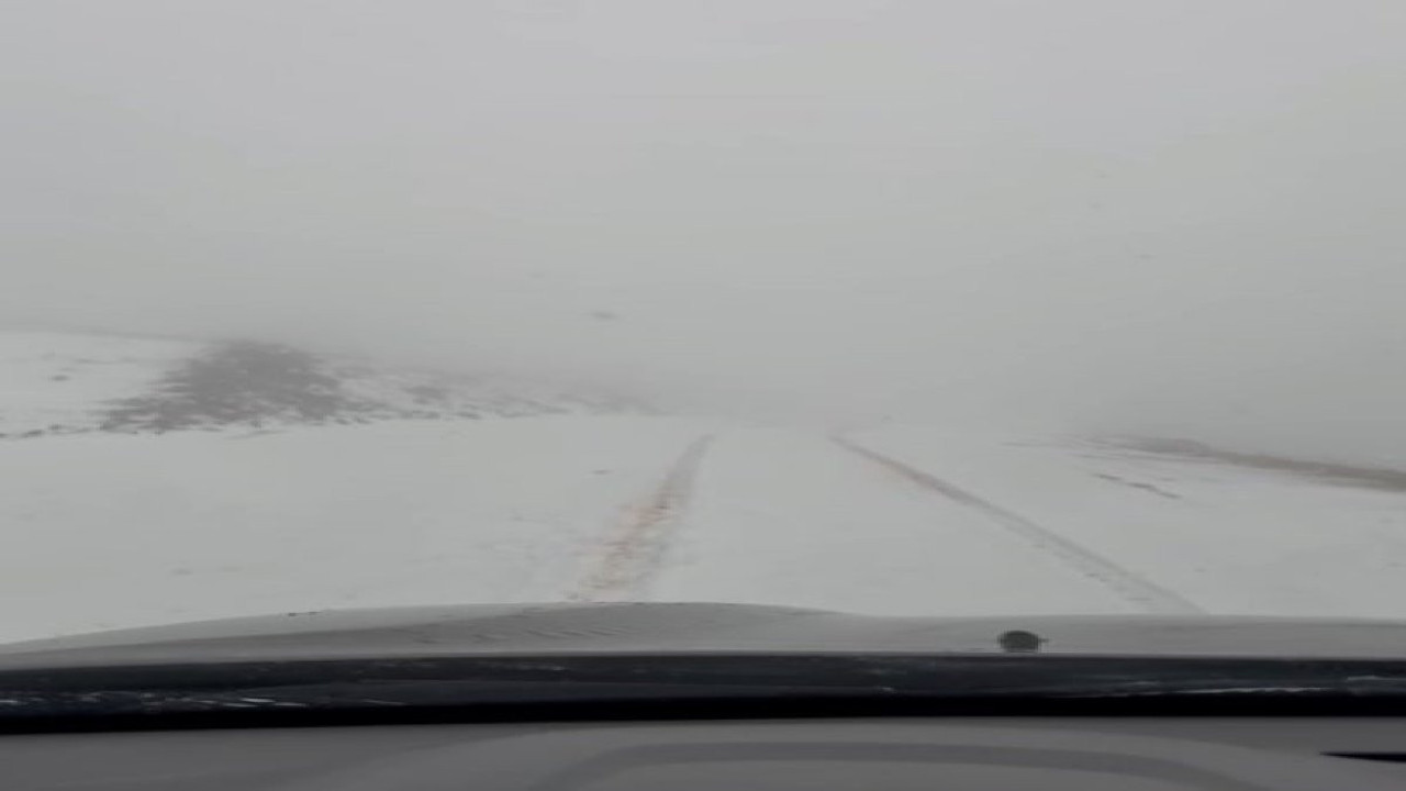 Karlıova’ya Ekim ayında kar yağdı