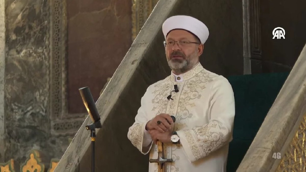 Ali Erbaş Ayasofya’da elinde kılıçla Filistin hutbesi verdi