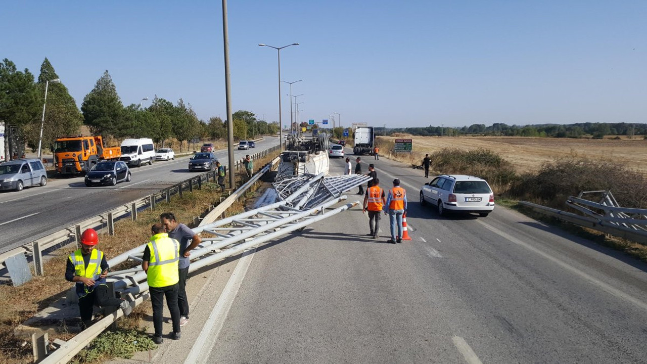Hafriyat kamyonunun açık kalan damperi yön levhasına çarptı