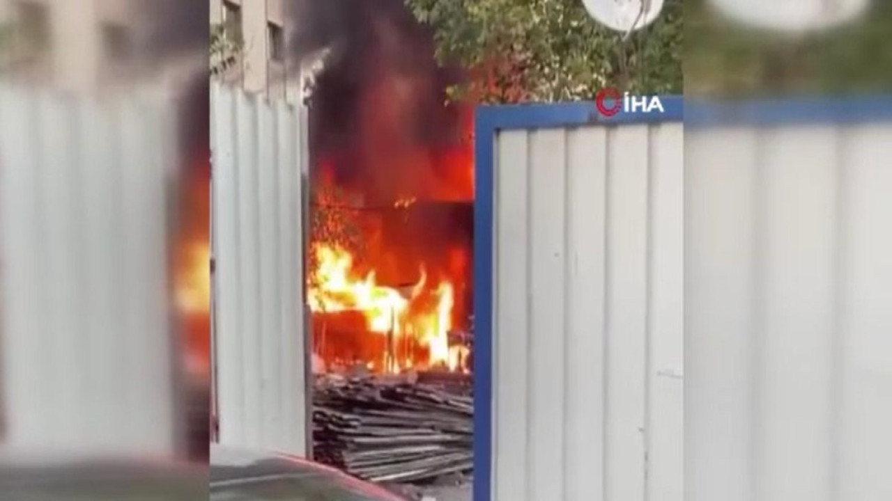 Beyoğlu'nda inşaat malzemelerinin bulunduğu kulübe yandı