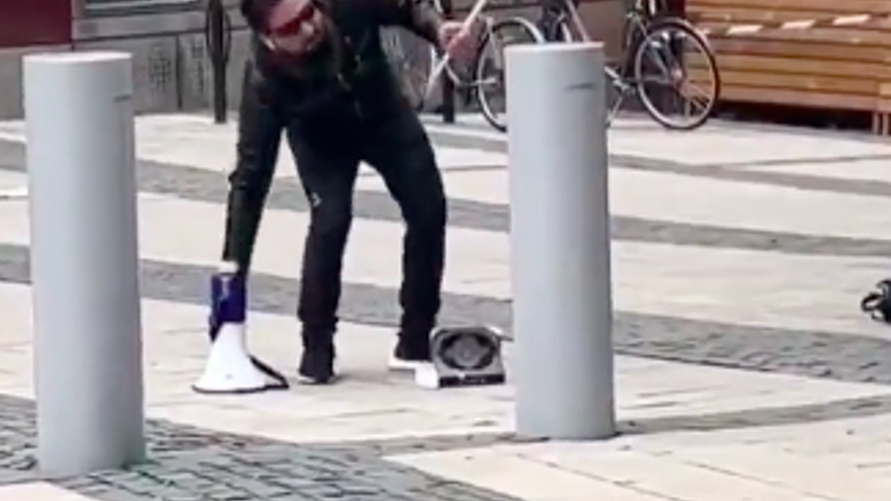 Kur'an yakan Salwan Momika bu sefer elinde İsrail bayağıyla Kur'an'ın üstüne bastı