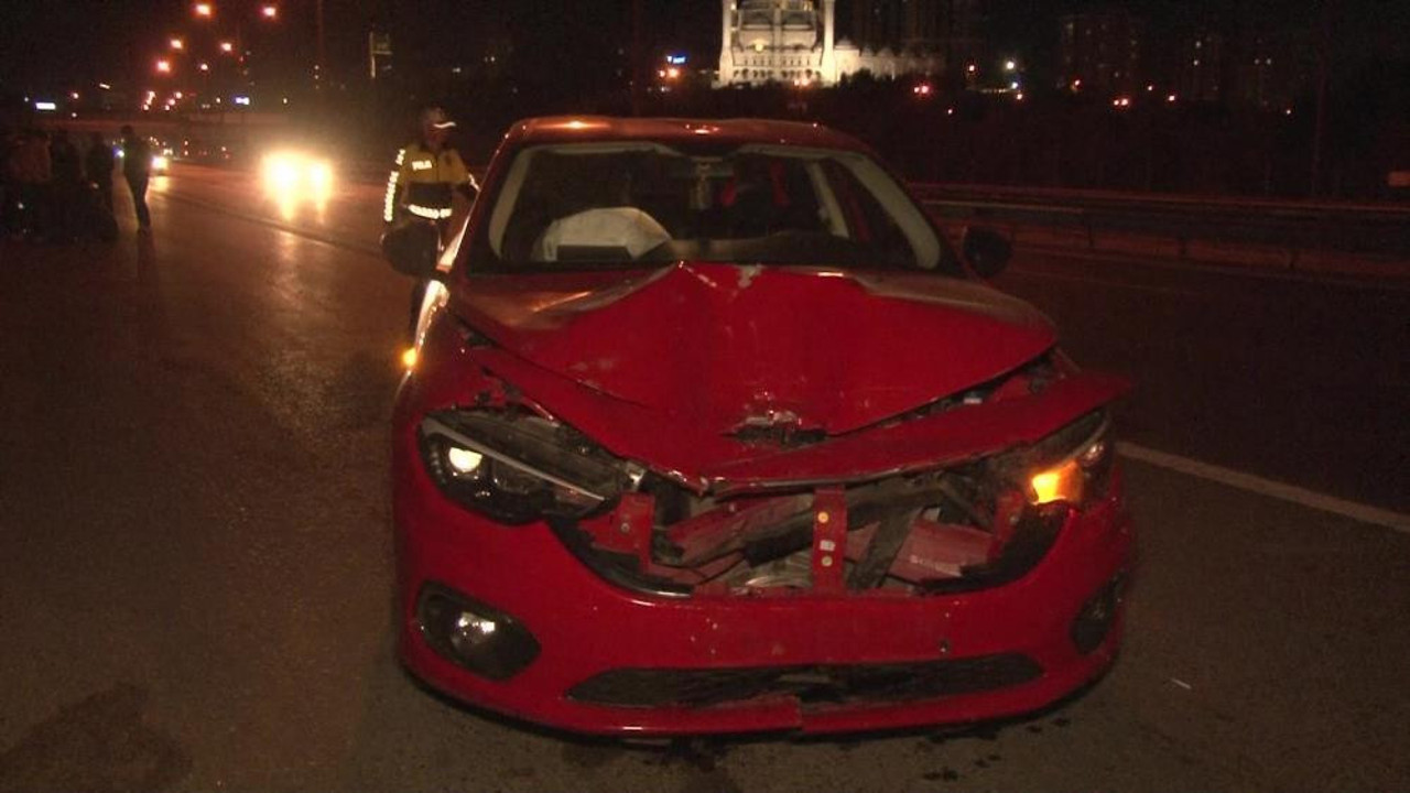 Otomobil hatalı sollama yapan motosiklete çarptı