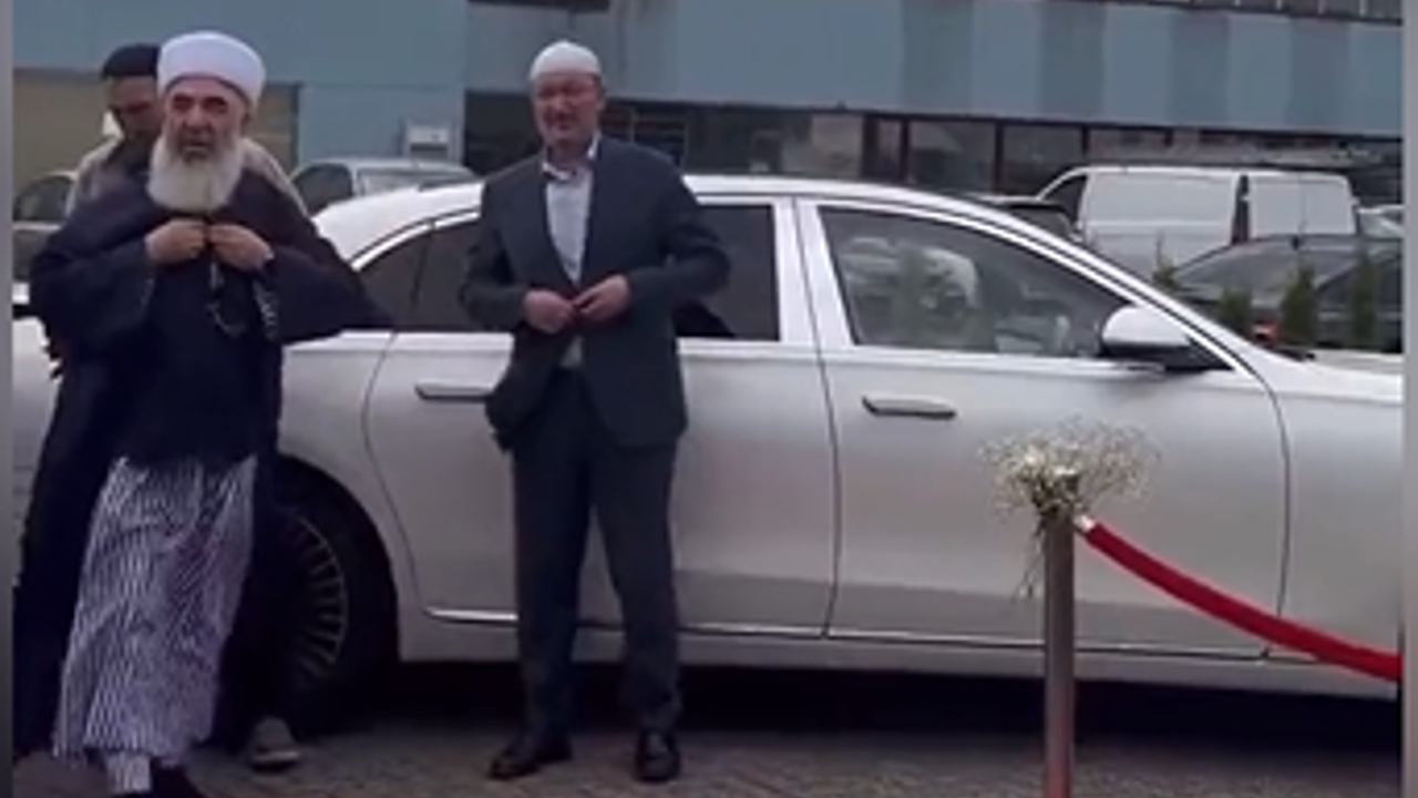 Menzil şeyhine kırmızı halılı ve güllü karşılama