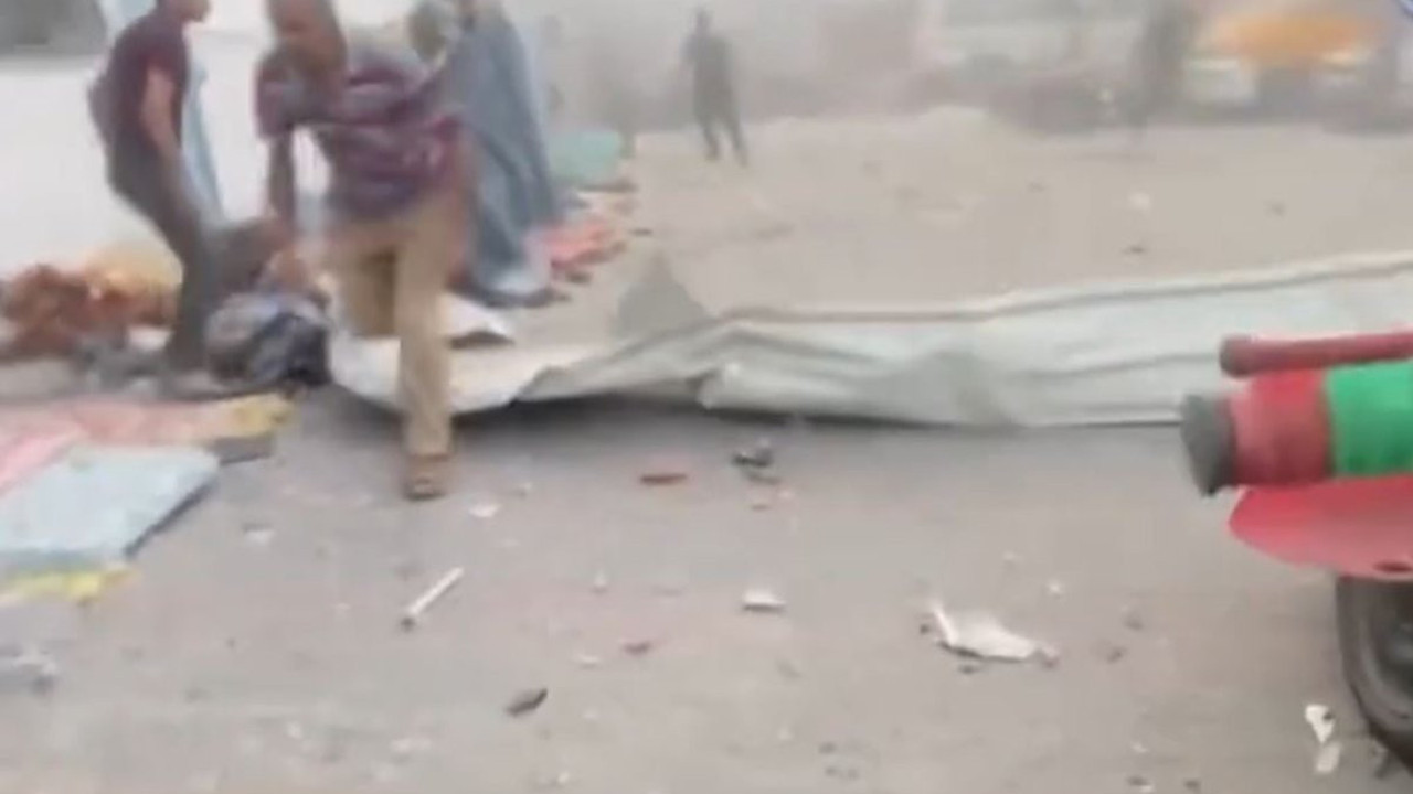 İsrail Han Yunus'ta evsiz bırakılan ailelerin kaldığı bir okulu bombaladı