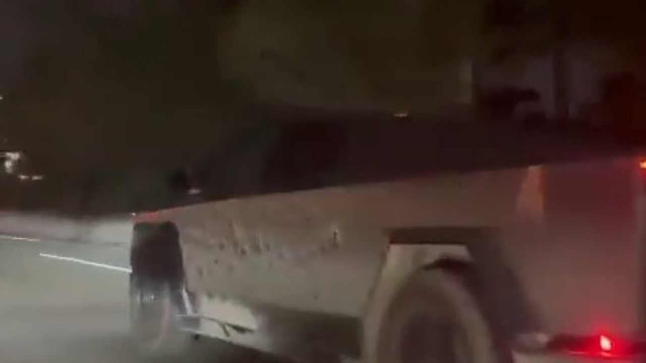 Elon Musk yeni aracına kurşun yağdırdı