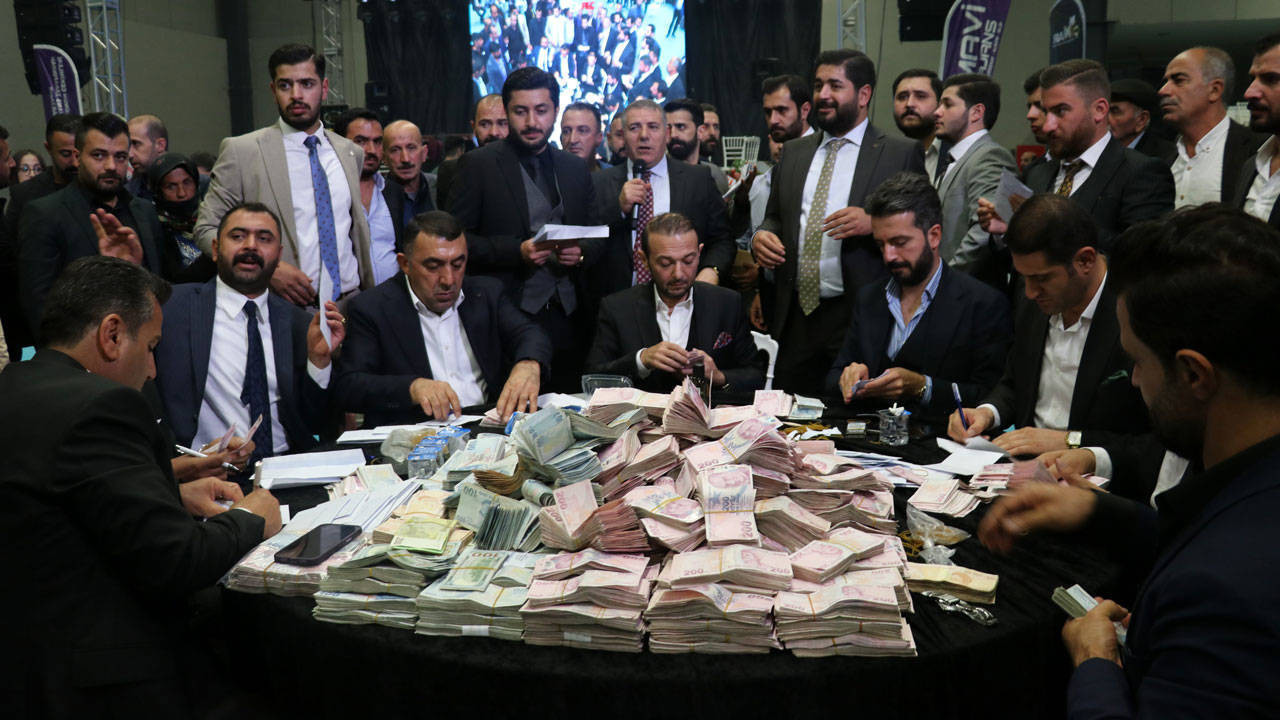 Van'da aşiret düğününde takılan takı dudak uçuklattı