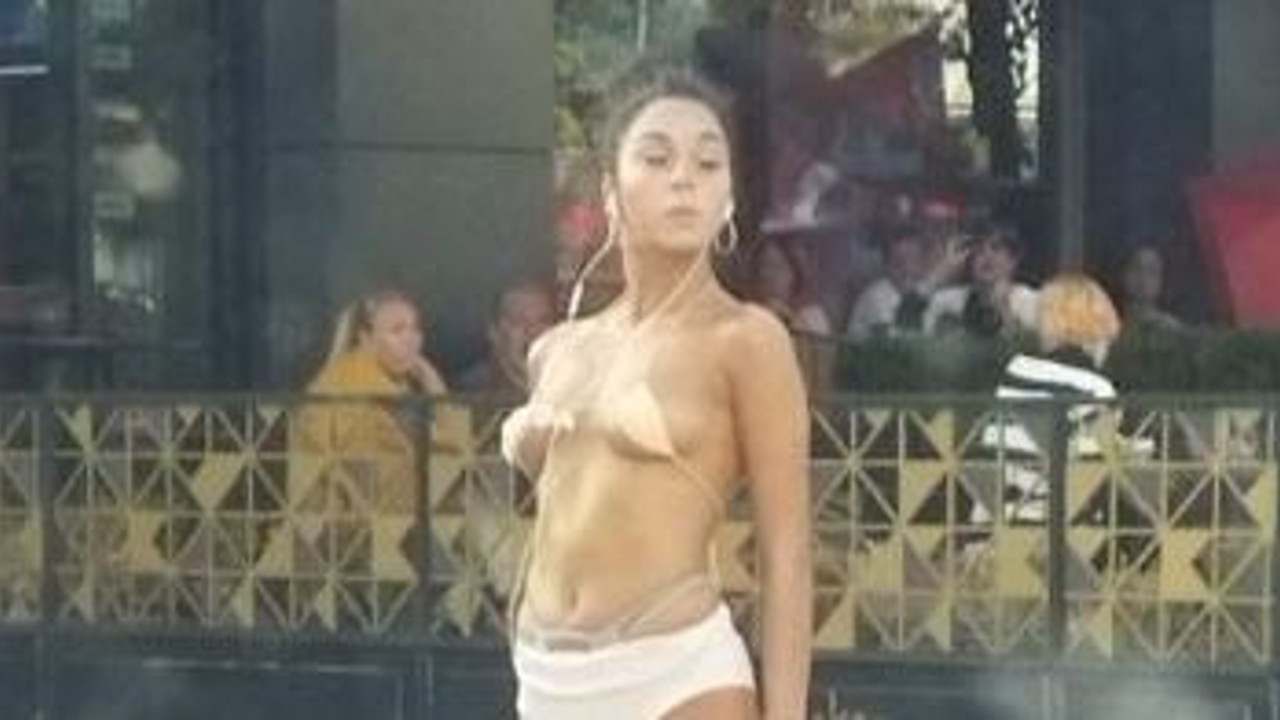 Bağdat Caddesi'nde kaz adımlarla yürüyen bikinili kadın ortaya çıkı. Herkes 17.30'da pencereye koşuyordu