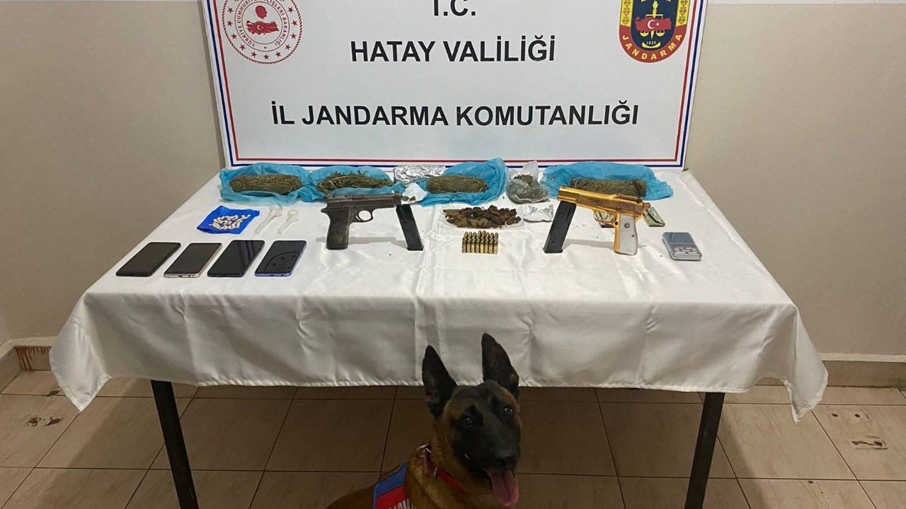 Uyuşturucu ihbarı emniyeti harekete geçirdi. 2 tabanca ve 1 kilo esrar ele geçirildi
