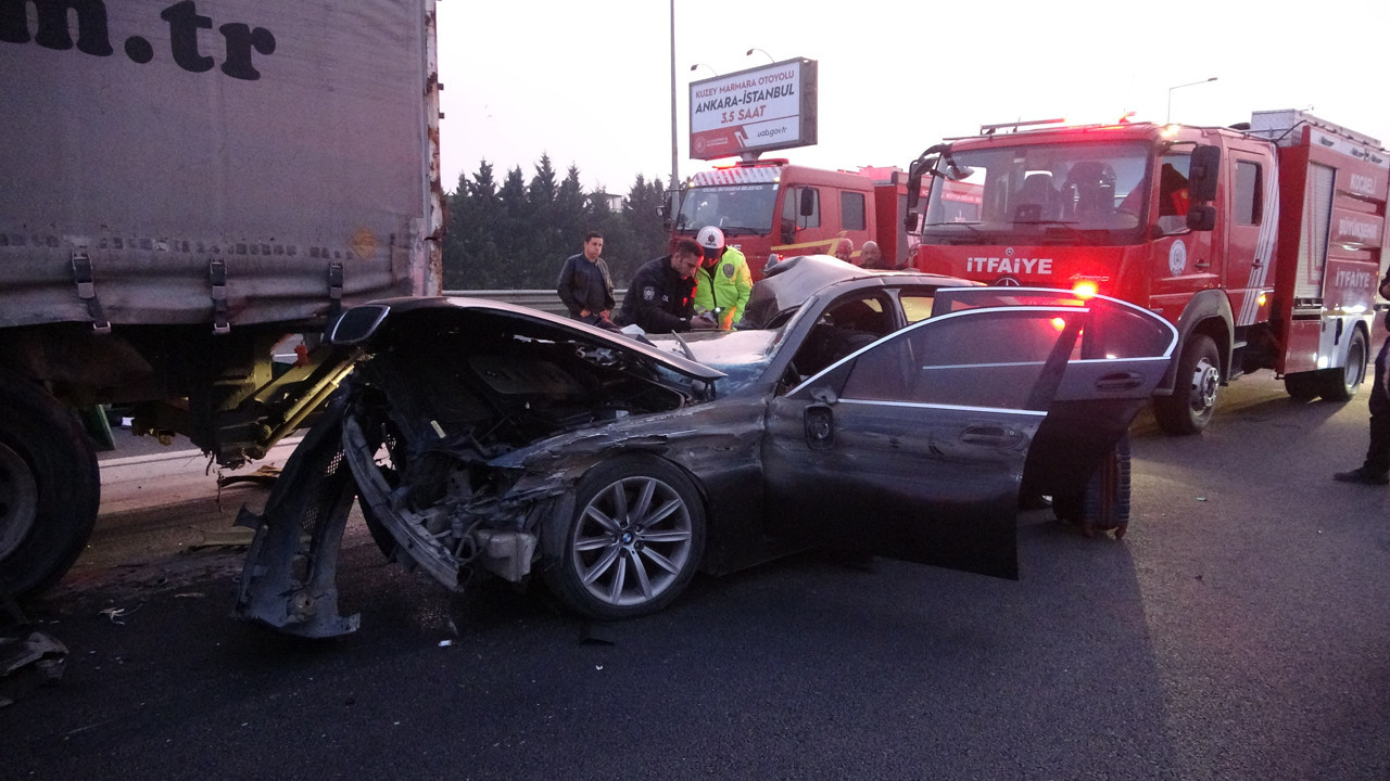 Kamyona çarpan lüks otomobil hurdaya döndü: 1 ölü, 2 yaralı