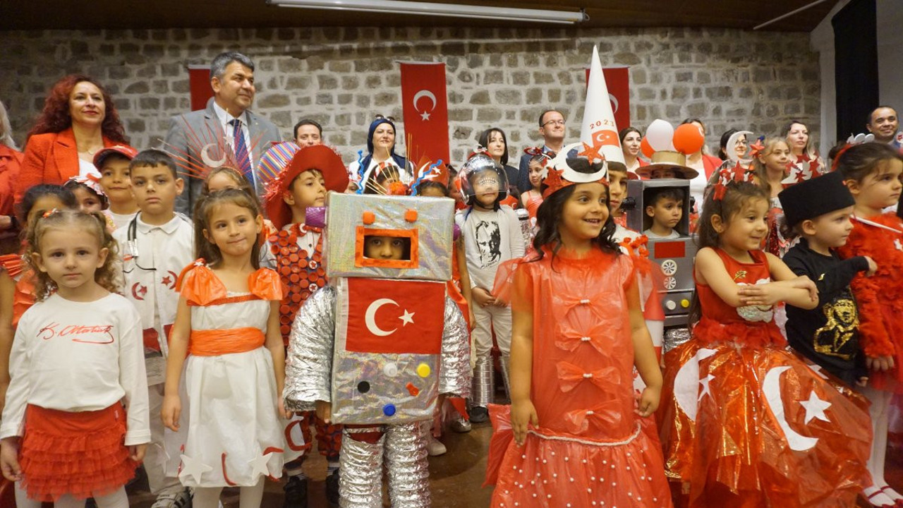 İlkokul öğrencilerinden geri dönüşüm defilesi