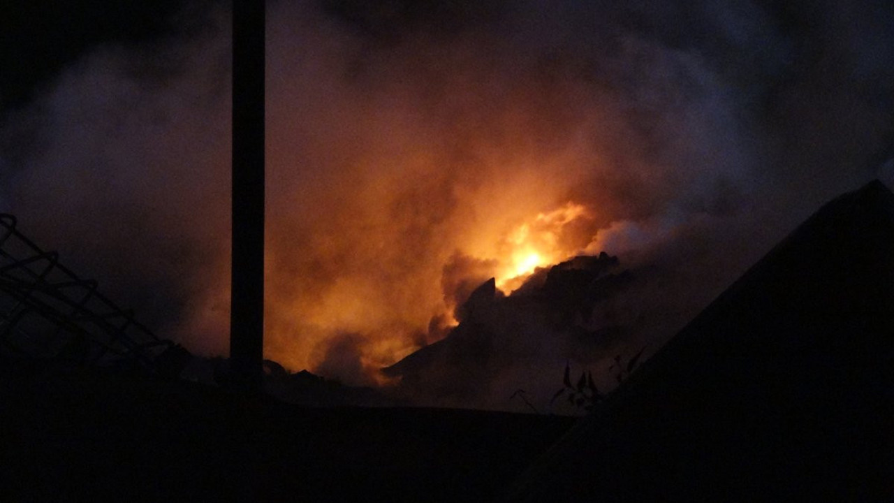Geri dönüşüm malzemelerinin toplandığı alanda çıkan yangın, büyümeden söndürüldü
