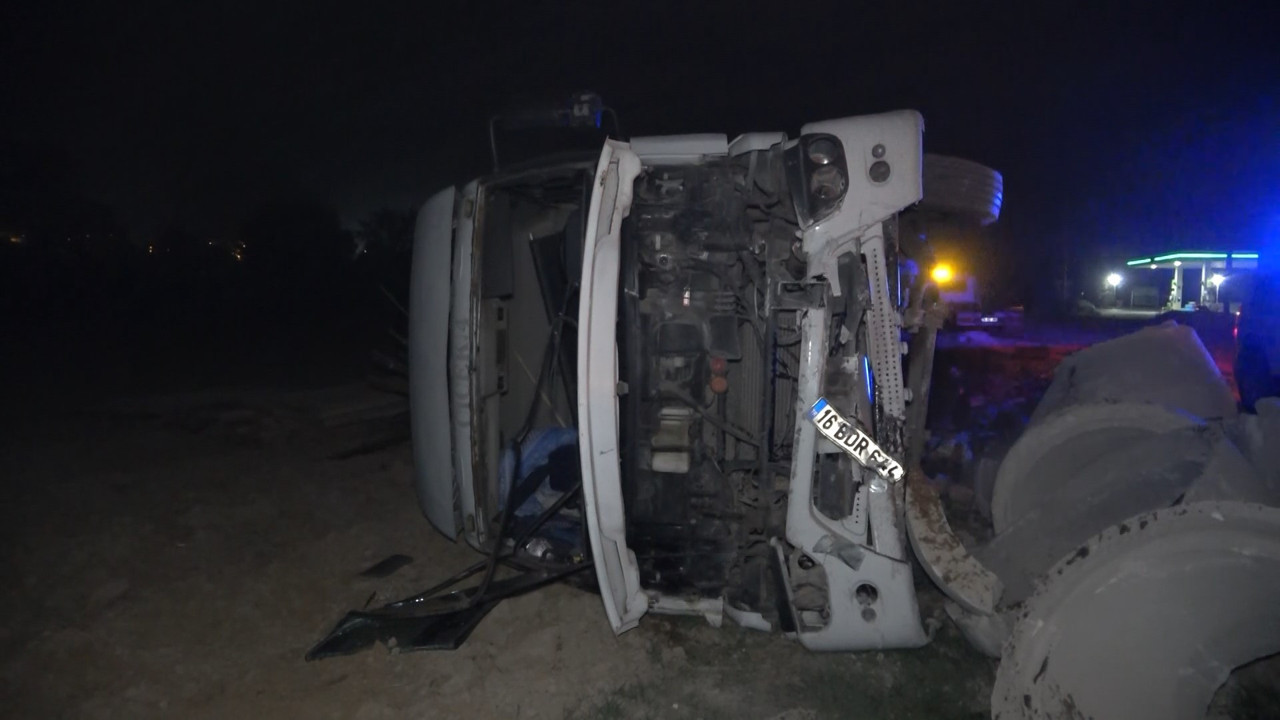 Tır tarlaya uçtu, sürücü tırı bırakıp kaçtı