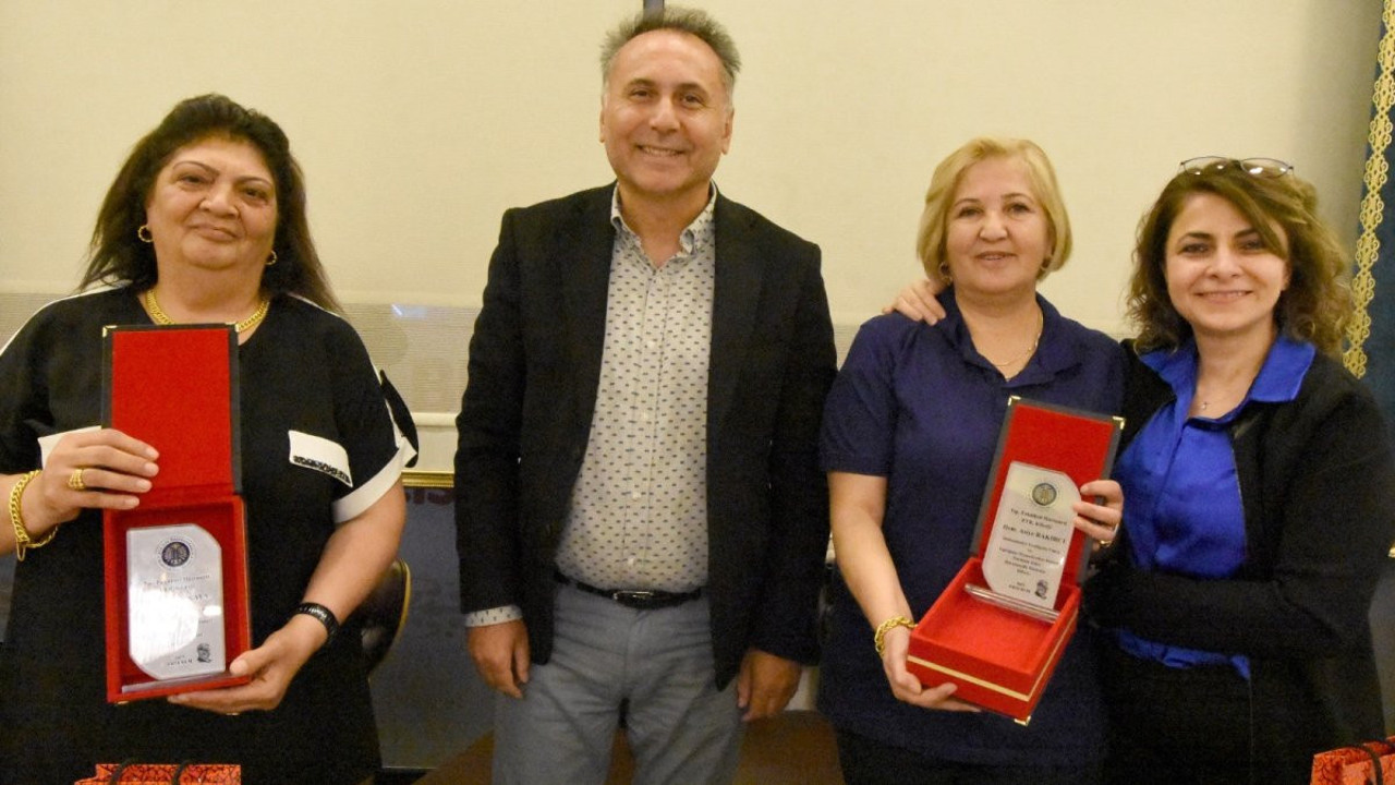 40 yıllık hemşirelere veda yemeği verilip plaket takdim edildi