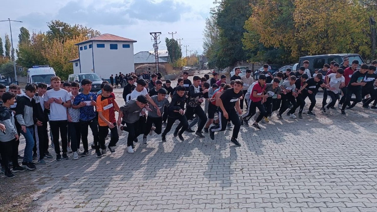 Muş'ta çocuklar Cumhuriyet için koştu