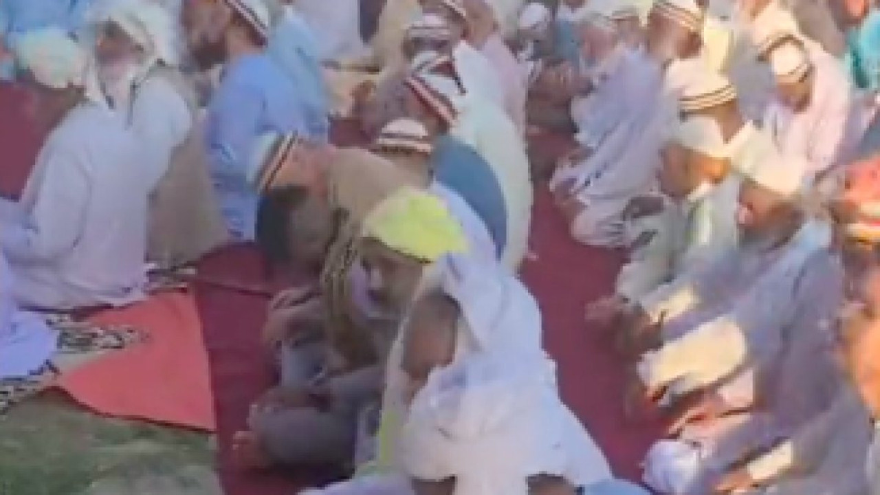 Pakistan'da toplu zikir...