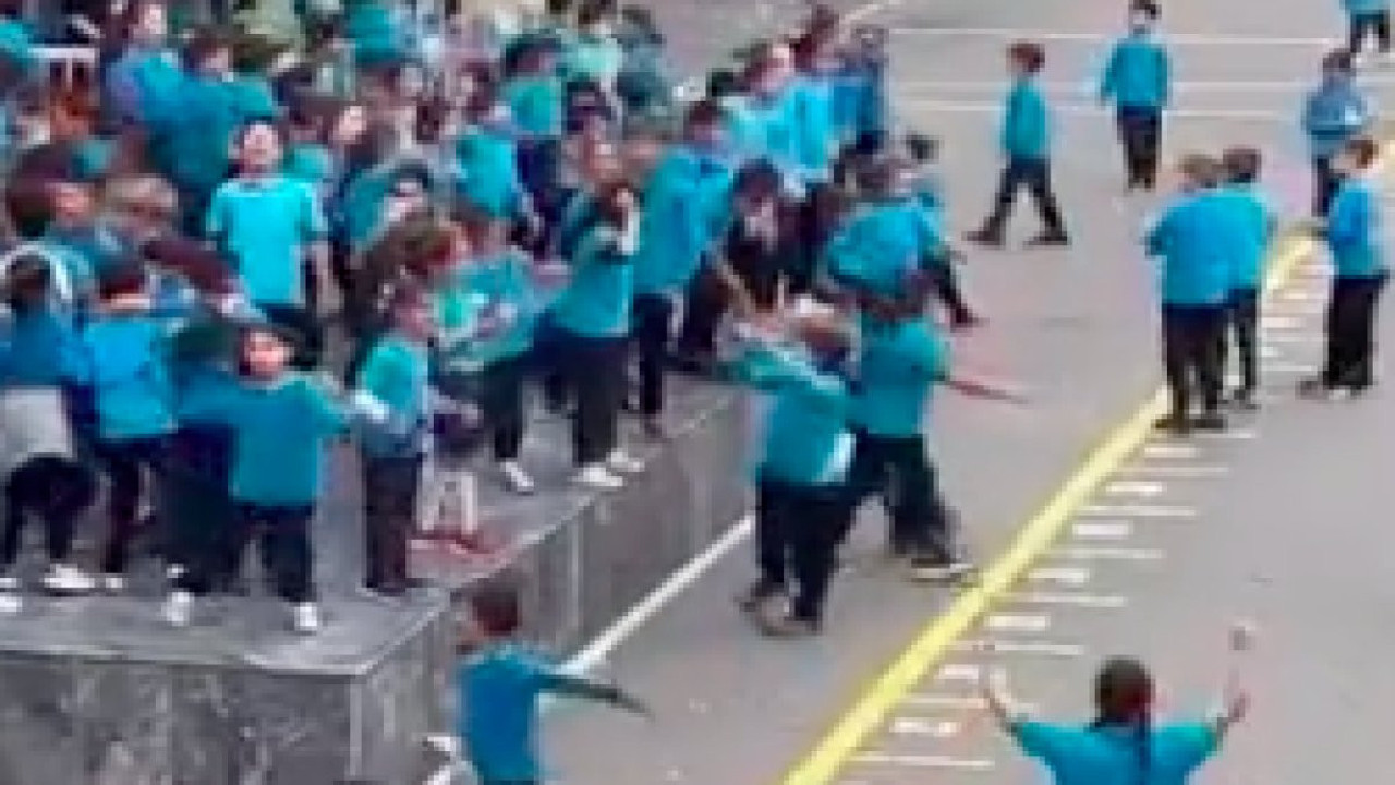 Okul bahçesinde hep birlikte "Aşkın Olayım" söyleyen minik öğrenciler