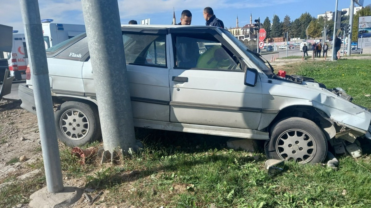 Gediz'de iki otomobil çarpıştı: 3 yaralı