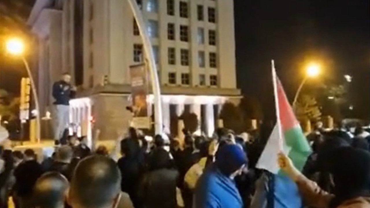 AKP’liler “Miting değil hareket” sloganları attı. İstanbul’daki Filistin mitingi öncesi yaşandı