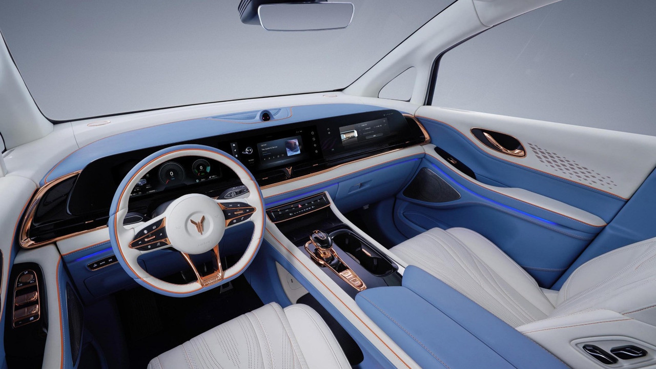 36 dakikalık şarjla 480 kilometre gidiyor. Tank gibi araba 7 kişilik