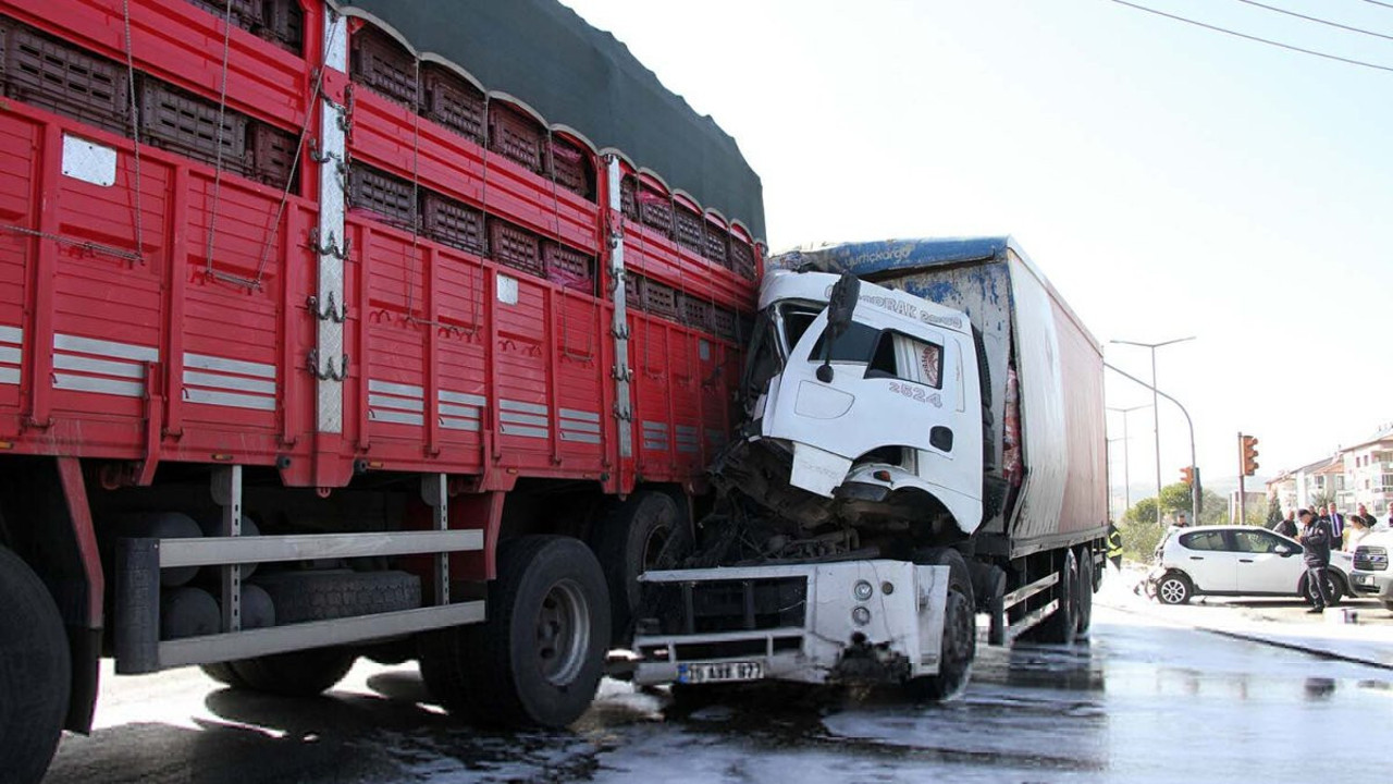 Kamyon kırmızı ışıkta bekleyen TIR ve otomobile çarptı! O anlar kamerada…