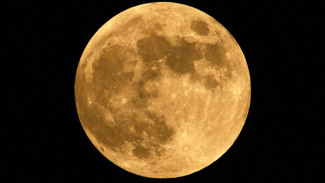 ‘Süper Ay’ Ahlat semalarında kartpostallık manzara oluşturdu