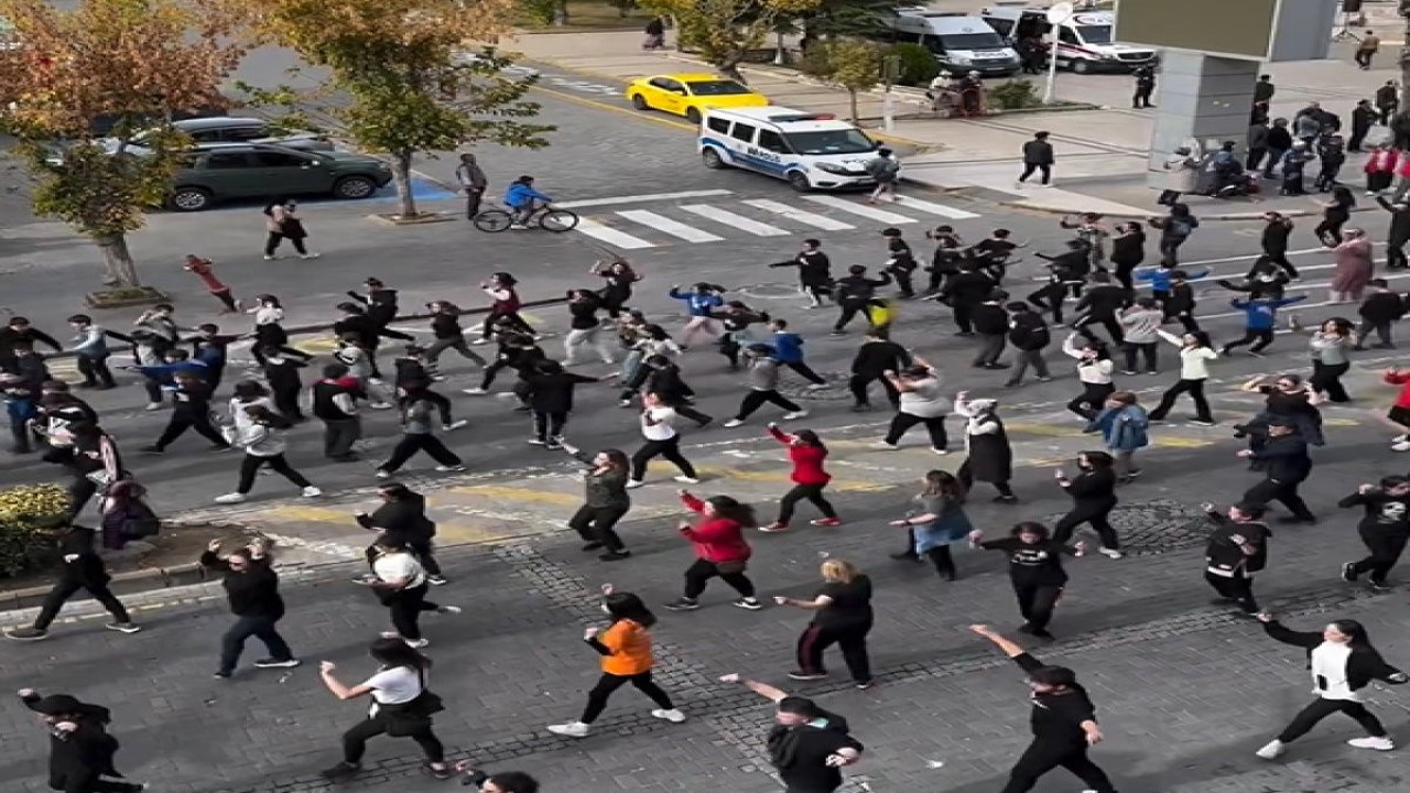 Cumhuriyet’in 100. yılında Uşak’ta binlerce kişi zeybek oynadı