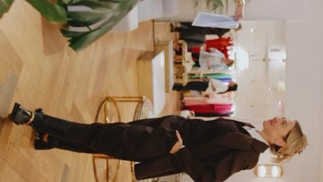 Hadise Atatürk'ün en sevdiği kıyafetleri tasarlattı. 29 Ekim konserine özel tarz