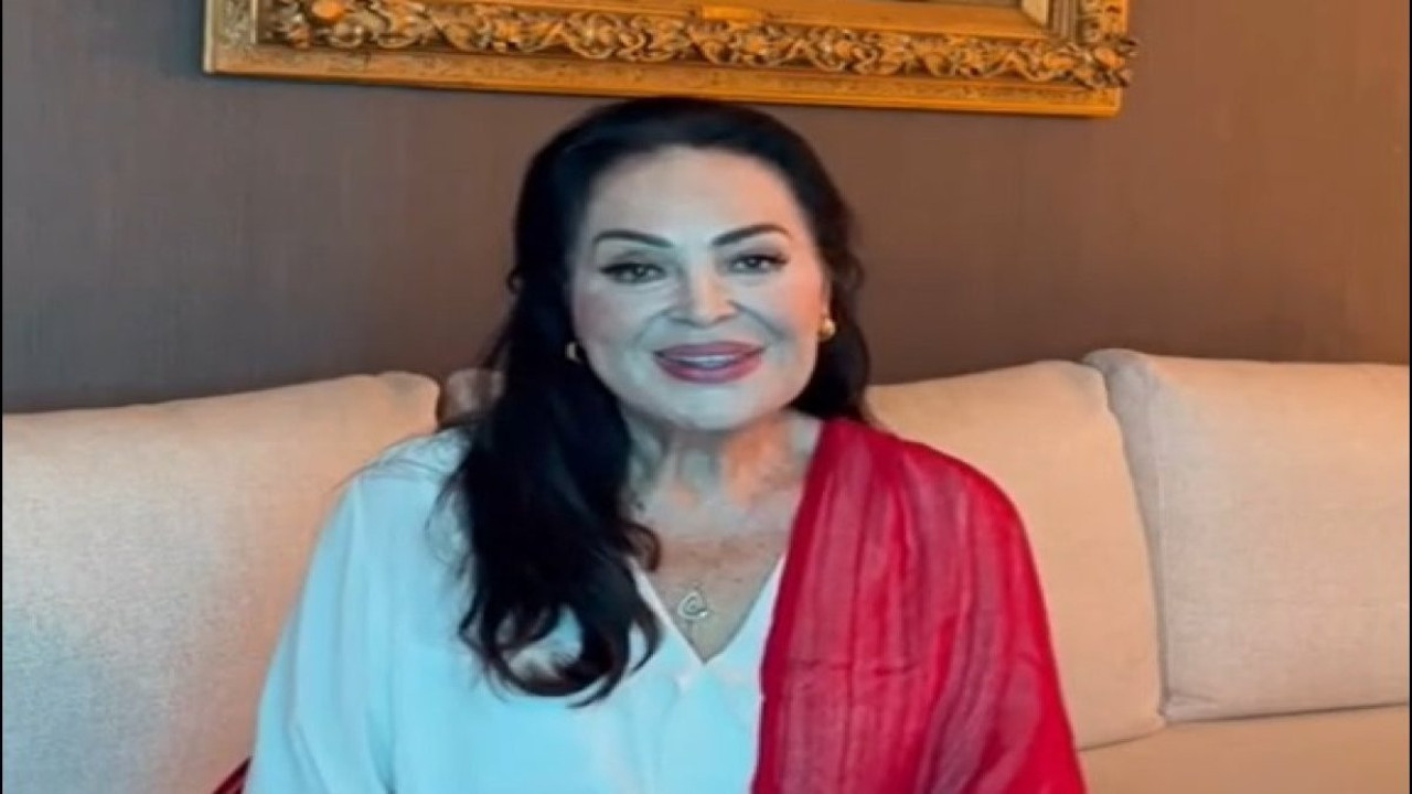 Türkan Şoray Cumhuriyet'in 100. yılını 'İzmir Marşı' ile kutladı