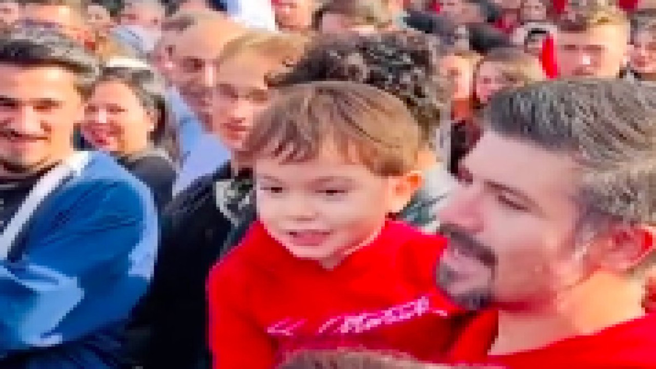 Anıtkabir'de toplanan vatandaşlara Andımız'ı okutan küçük çocuk