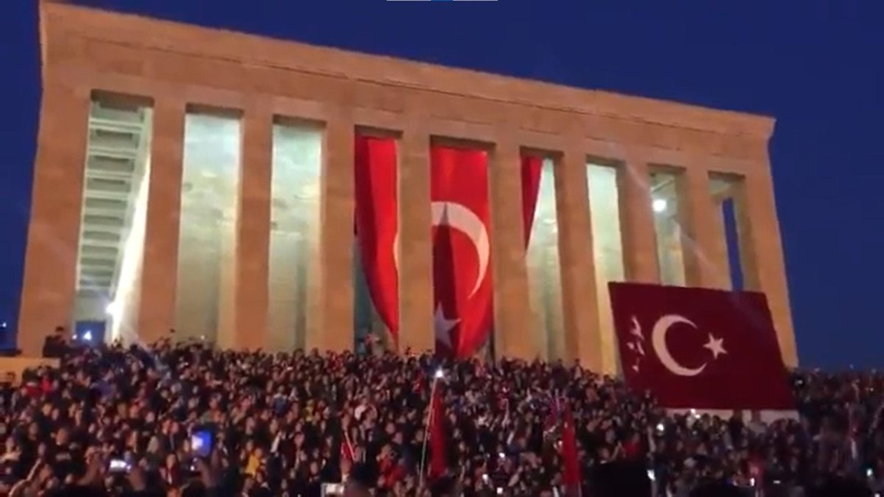 Anıtkabir'de binler tek bir ağızdan Andımız'ı okudu