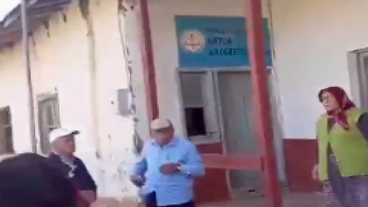 Çocuklar olmayınca köyün yaşlıları Cumhuriyet için şiir okudu