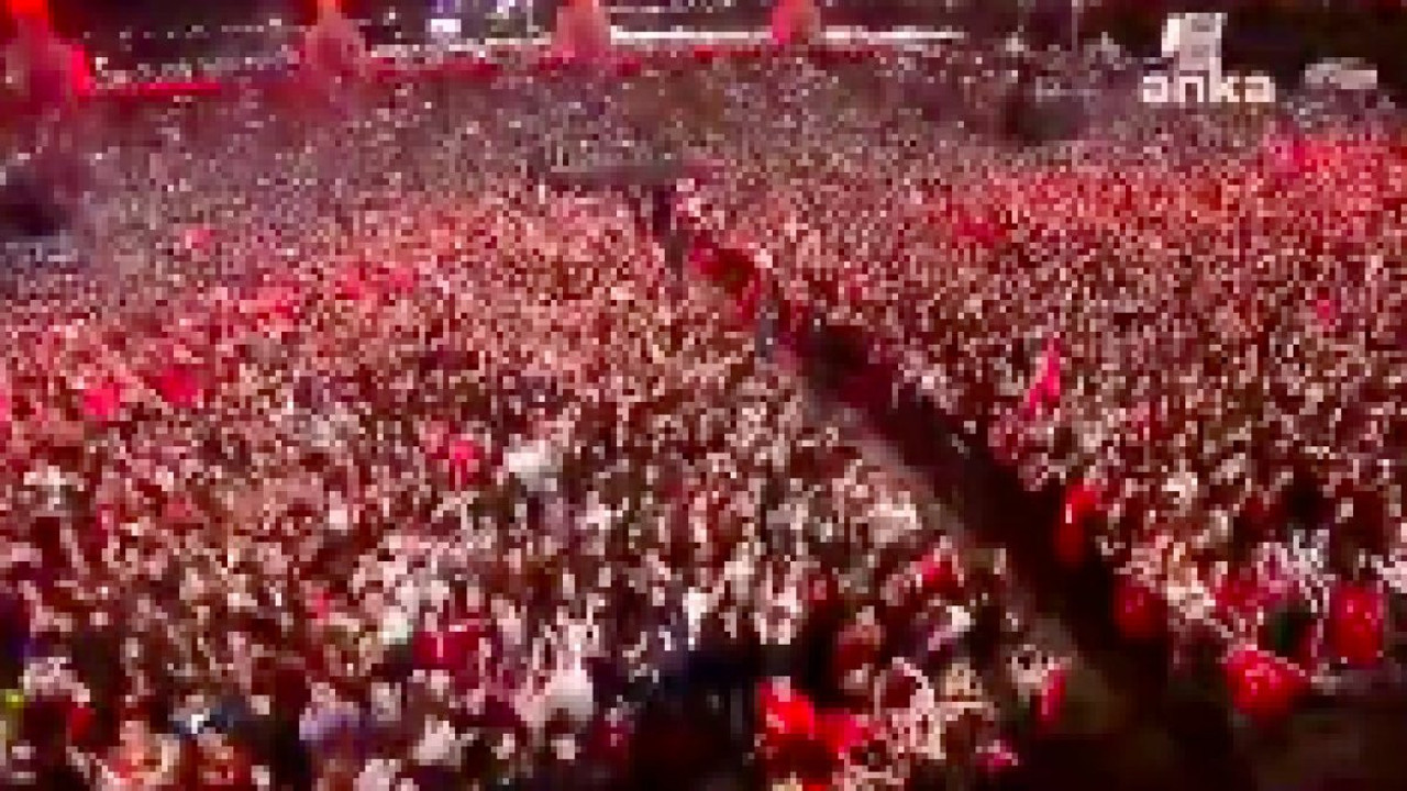 Maltepe'de 100. yıl kutlamasındaki vatandaşlardan ışıklı şov