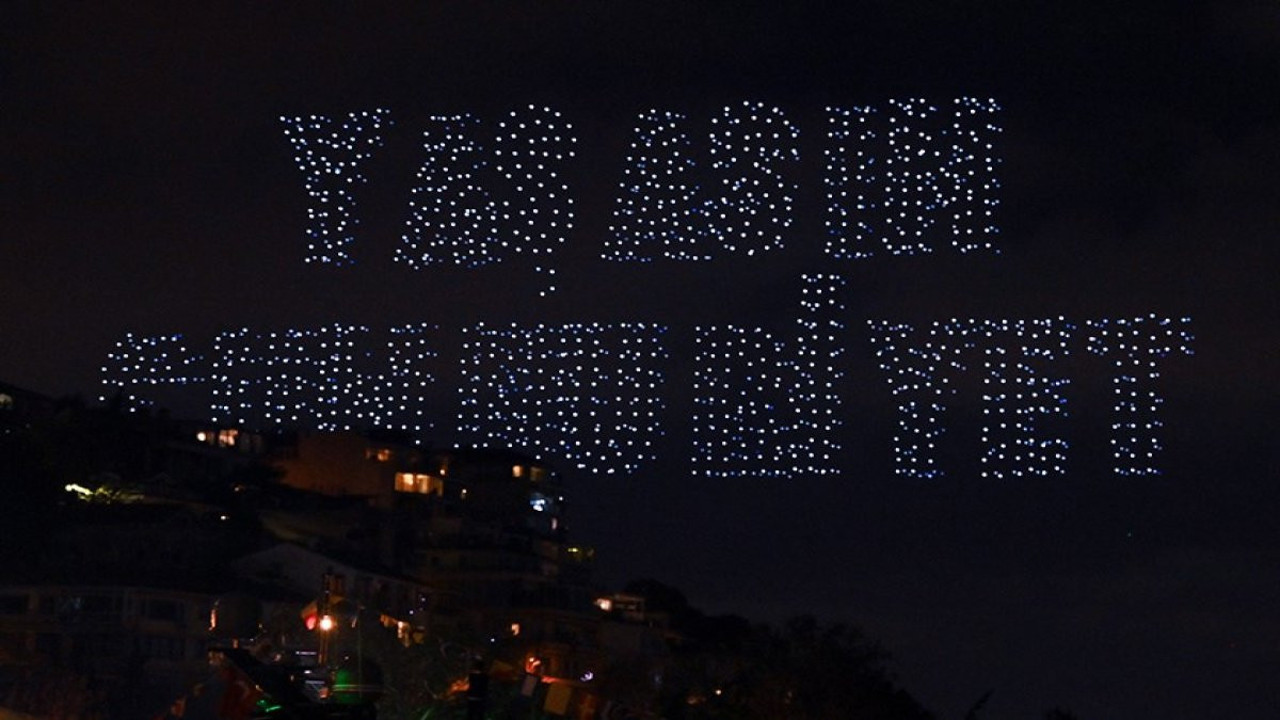 İstanbul Boğazı'nda 2023 drone ile 100. yıl gösterisi. Dronelar Cumhuriyet için havalandı