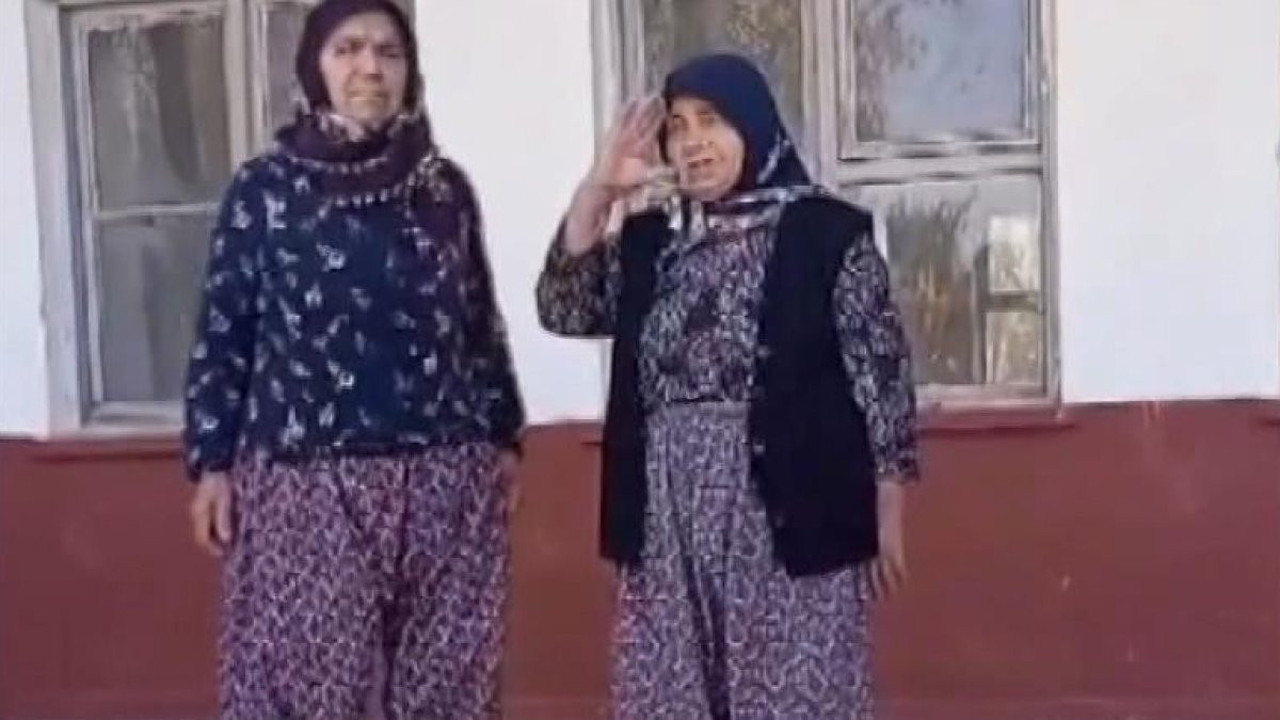 Köylü kadınlar çocukken ezberledikleri şiirlerle Cumhuriyeti kutladı