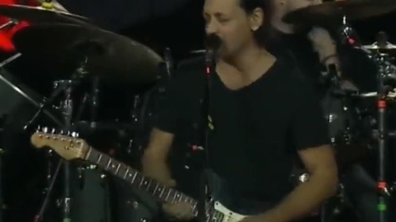 Duman'ın solisti içerim ben bu akşam şarkısını Atatürk'le bağdaştırdı. Böyle anons yapılır mı