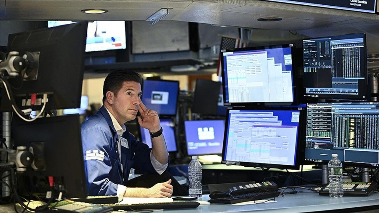 New York borsası, Trump'ın Kanada, Meksika ve Çin'e yönelik tarifeleri sonrası düşüşle açıldı (3 Şubat 2024)