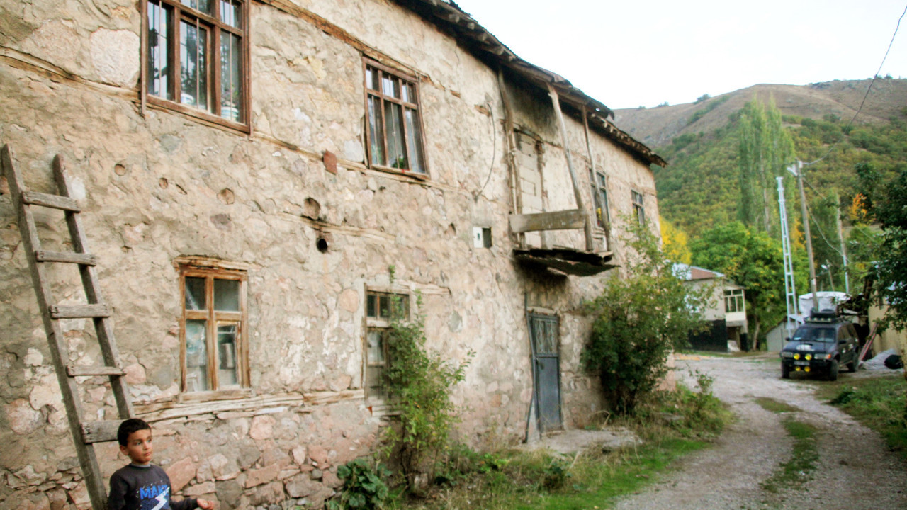 100 yıllık tarihi evde 49 yıldır asılıydı. Gören duygu patlaması yaşıyor