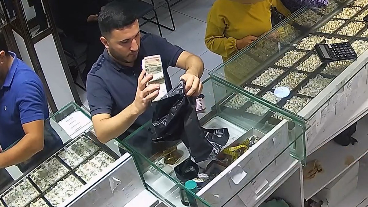 ‘Sazan sarmalı’ vurgunu kameraya böyle yansıdı. Deste deste paralar siyah poşette