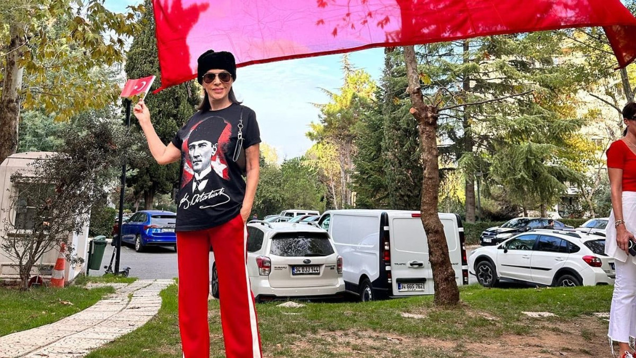 Nebahat Çehre 29 Ekim pozunu paylaştı. Görenler o isme benzetti