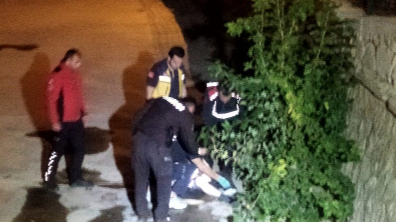 Dengesini kaybederek dereye düşen adamı ekipler kurtardı